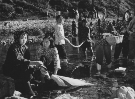 在故事片《红日》中扮演阿菊(左一) 在故事片《红日》中扮演阿菊(左一)