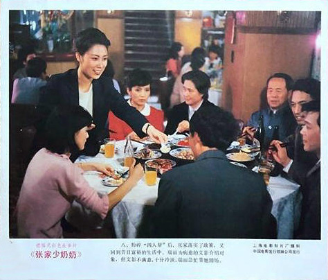 张家少奶奶
(1985)的剧照 张家少奶奶
(1985)的剧照