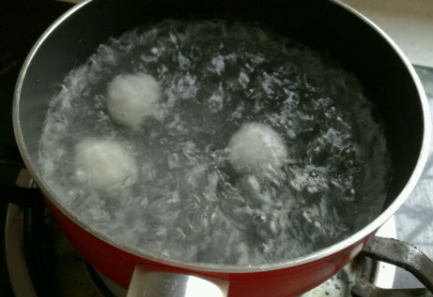 烧水时水溢出来在煤气灶上应该怎么办2