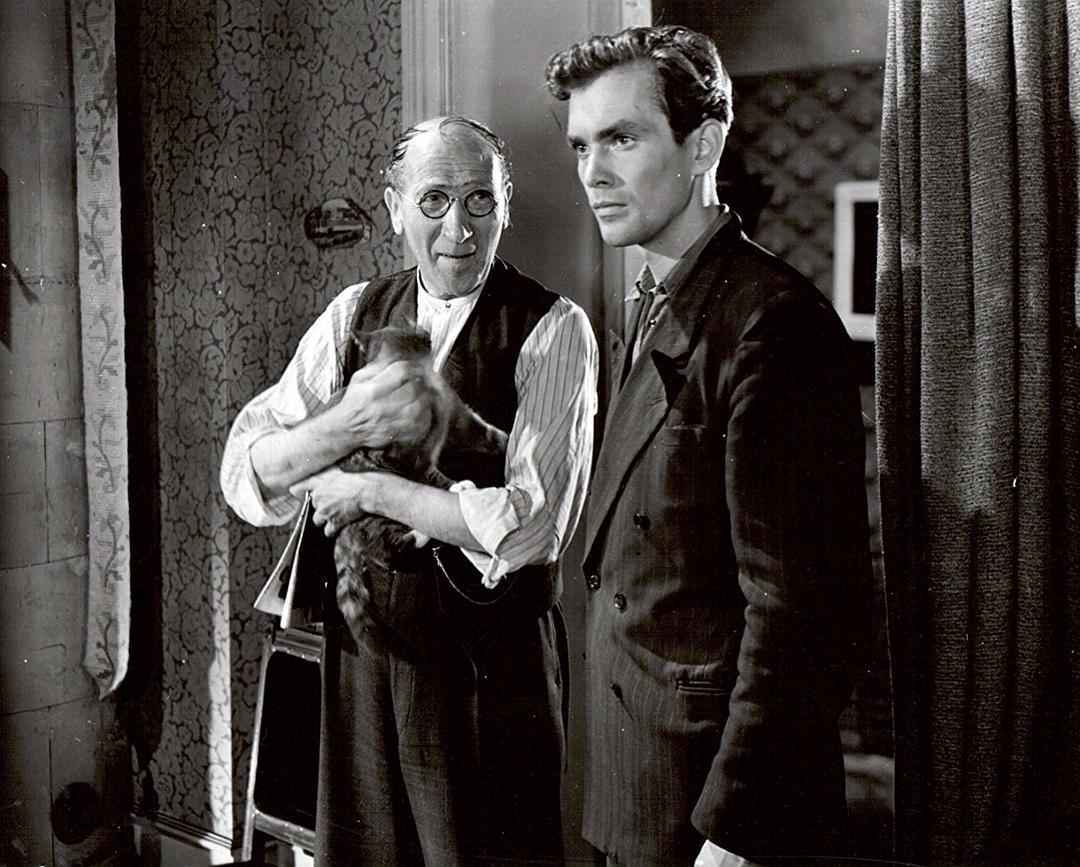 带雨伞的男人(1946)的剧照 带雨伞的男人(1946)的剧照