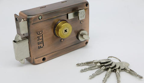 半夜听见有人在拧门锁怎么办3