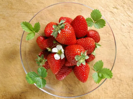 一盒草莓里面有一个发霉了还能吃吗3