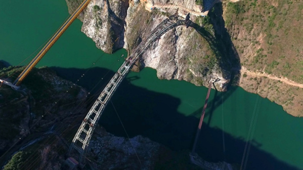 大瑞铁路澜沧江特大桥钢管合龙