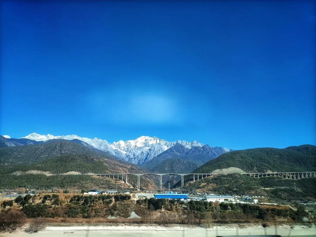 雪山脚下的香格里拉—丽江高速公路