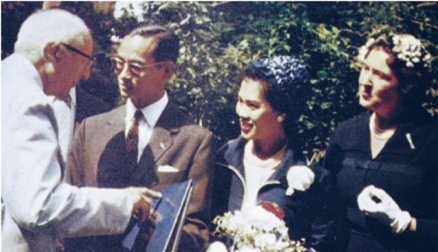 普密蓬国王与自己出生时的值班产科医生惠特莫尔