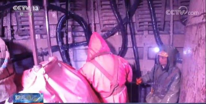 2020年工人穿着防水衣、耐高温在高黎贡山隧道竖井中施工