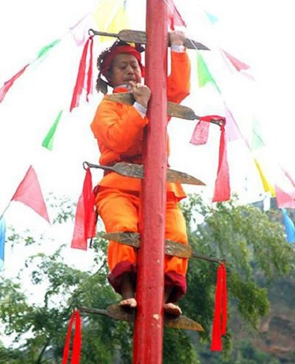 傈僳族刀杆节 上刀山