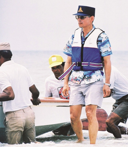 热爱运动的普密蓬国王