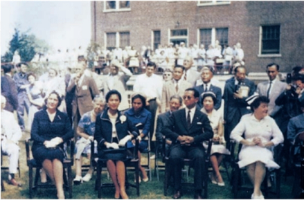 普密蓬国王与当年为其母亲接生的医生护士们的合影