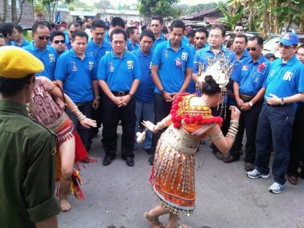 当地居民在表演