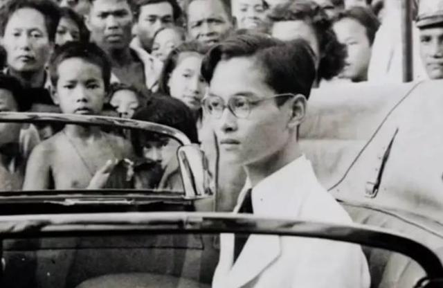 初登王位的普密蓬·阿杜德国王