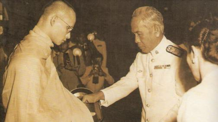 1956年，出家时的普密蓬国王接见銮披汶·颂堪总理