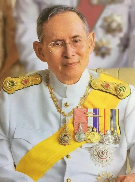 普密蓬·阿杜德国王