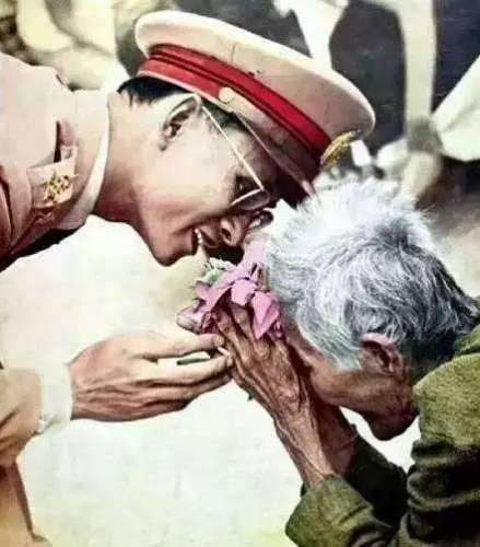 爱民如子的普密蓬·阿杜德国王