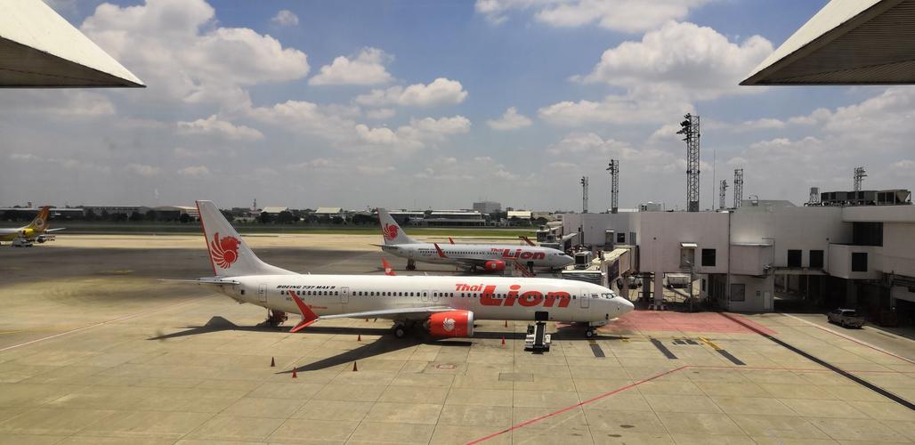 廊曼国际机场客机