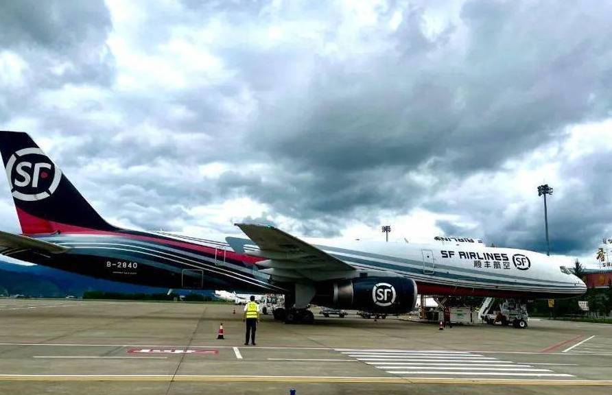 迪庆香格里拉机场货机