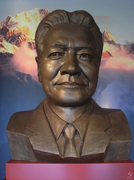 和志强同志铜像