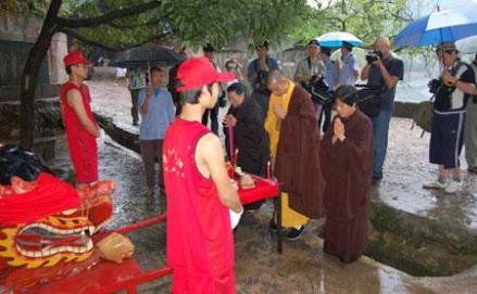 举行庄重的祭龙仪式