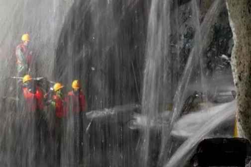 施工中的大柱山隧道内大水如注