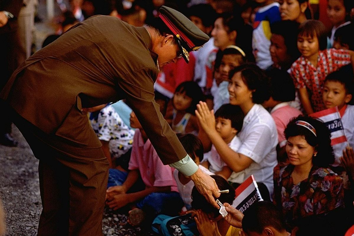 关爱民众的普密蓬·阿杜德国王