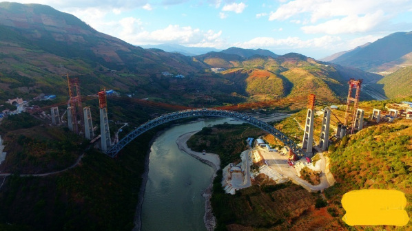 2018年12月10日怒江特大桥钢桁拱合龙