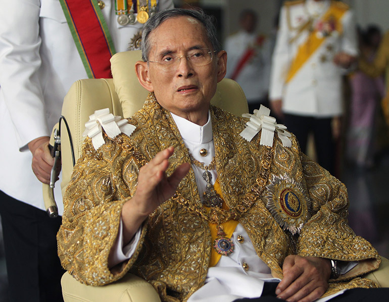 2010年12月5日，庆祝自己83岁生日时的普密蓬国王