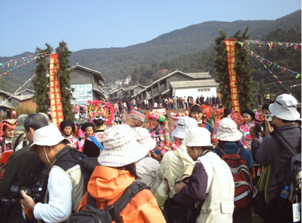 大姚昙华举办彝族插花节