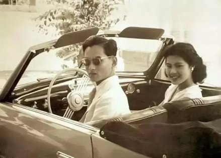 留学期间的普密蓬和诗丽吉