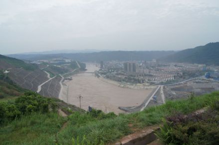 向家坝左岸俯览水富县城