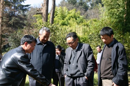 和志强同志参观昆明植物园 