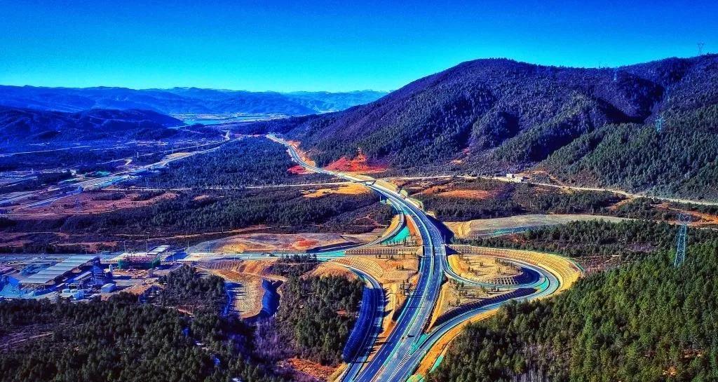 建设中的香格里拉—丽江高速公路互通立交