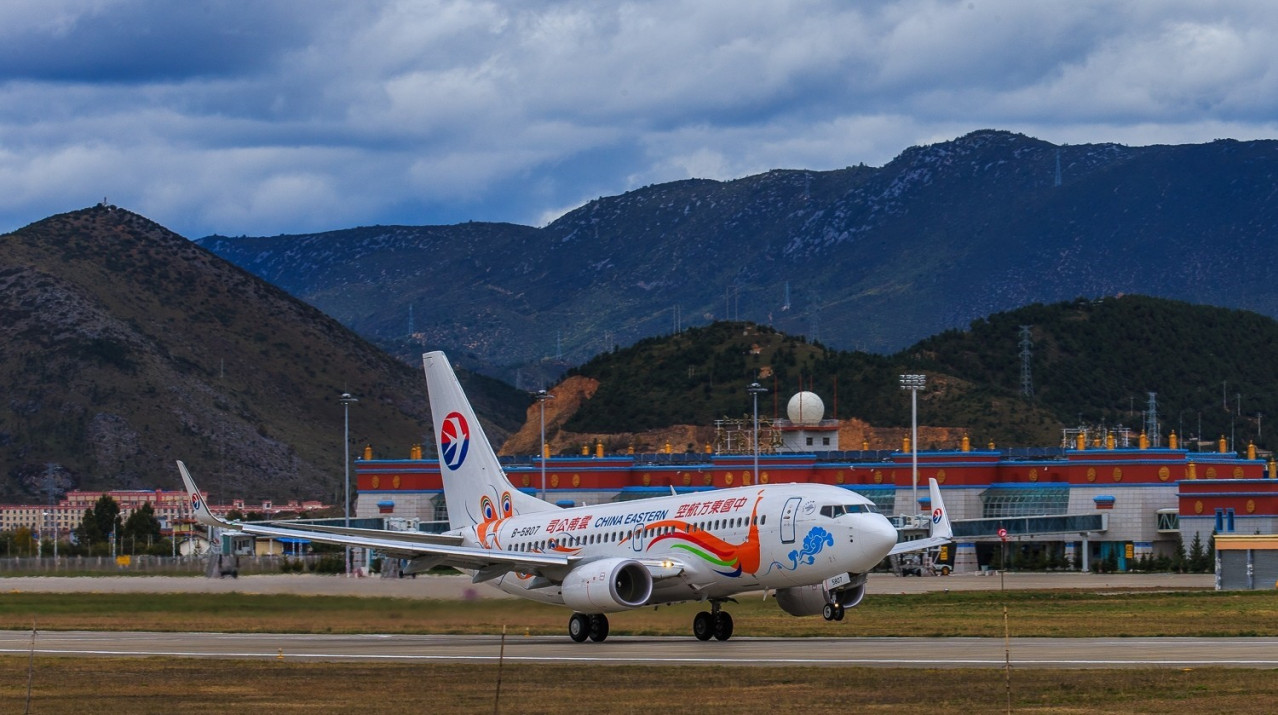 中国东方航空B737-700在机场起飞