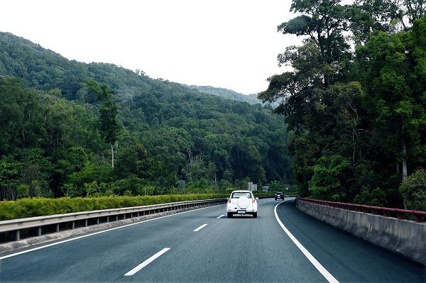 已经维修完工的思小高速公路