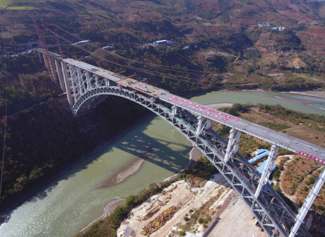 建设中的大瑞铁路怒江特大桥