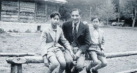 普密蓬、阿南塔和他们的瑞士籍家庭教师克莱恩·塞拉达里斯的合影