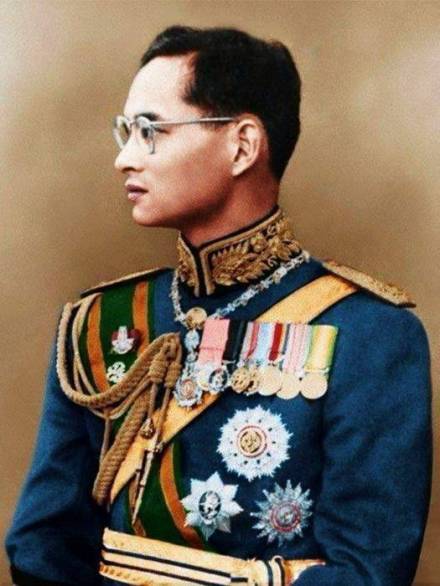 普密蓬·阿杜德国王