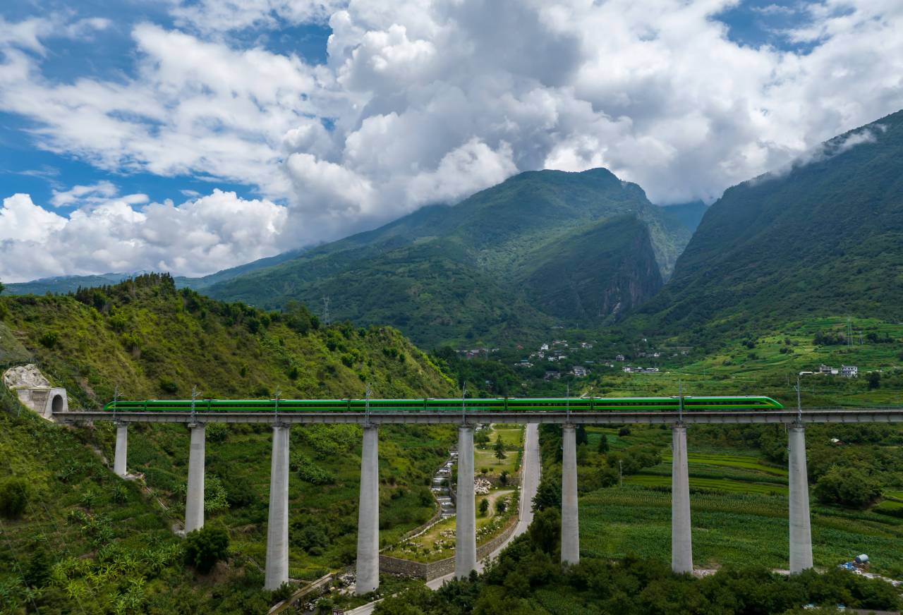 复兴号动车组列车在大瑞铁路大保段上飞驰