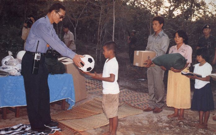 普密蓬国王向农村地区的儿童捐赠学习和体育用品