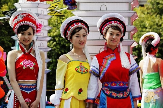 白族姑娘传统服装