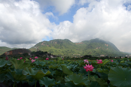 远眺普洱山（2018年摄） 