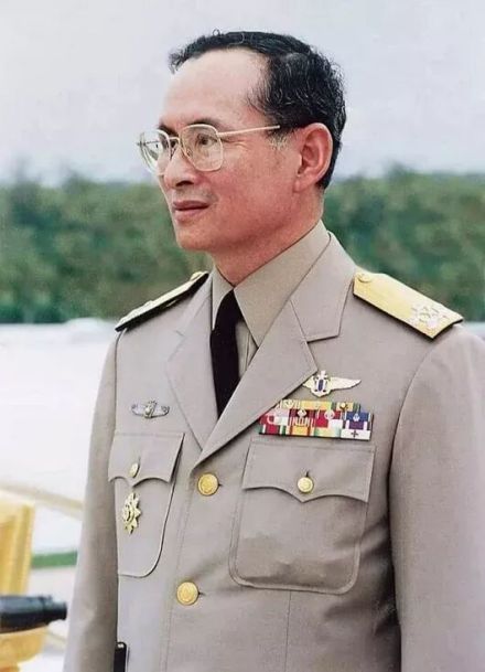 外出视察的普密蓬·阿杜德国王