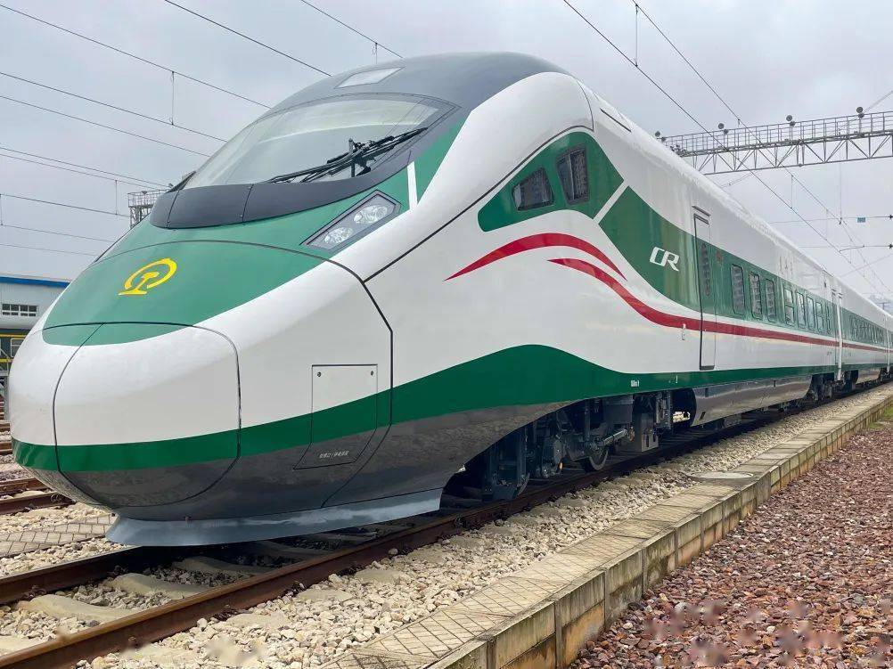 大瑞铁路大保段上运行CR200J1-D型“复兴号”动车组列车