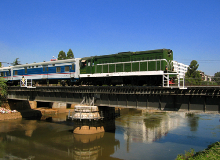 米轨客车通过盘龙江大桥