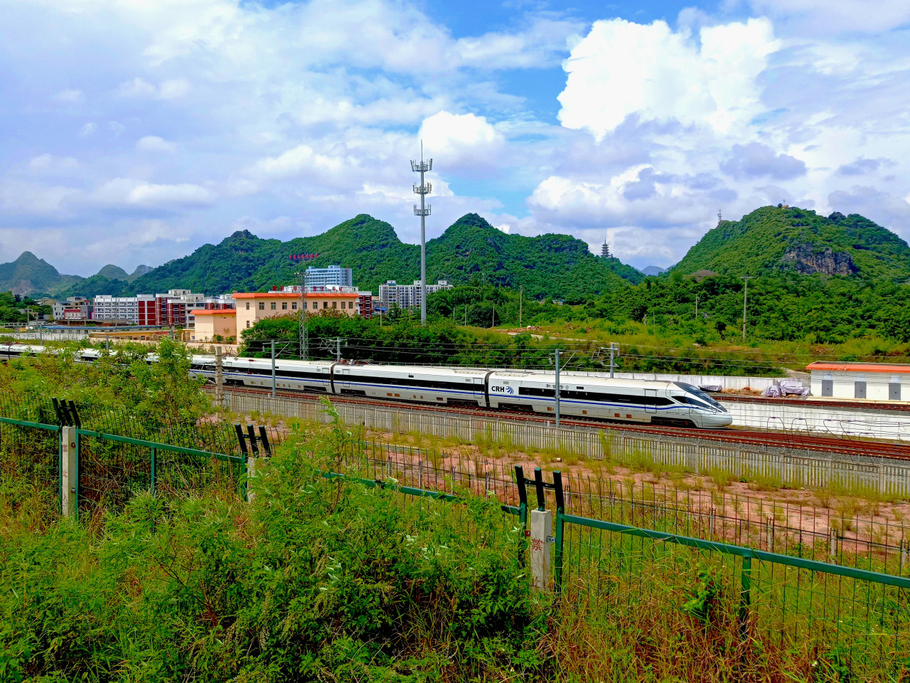 动车组列车穿行于滇藏铁路昆大段