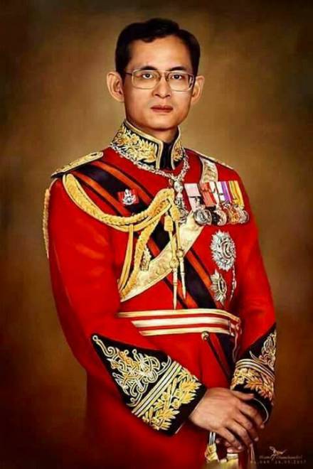 普密蓬·阿杜德国王的正装画像