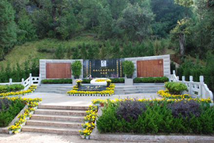 和志强省长荣墓 