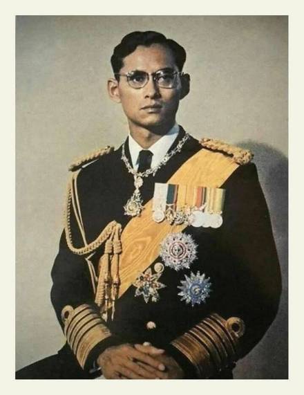 普密蓬·阿杜德国王