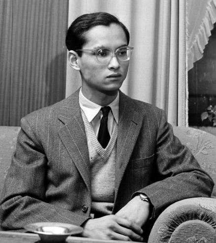 普密蓬·阿杜德国王