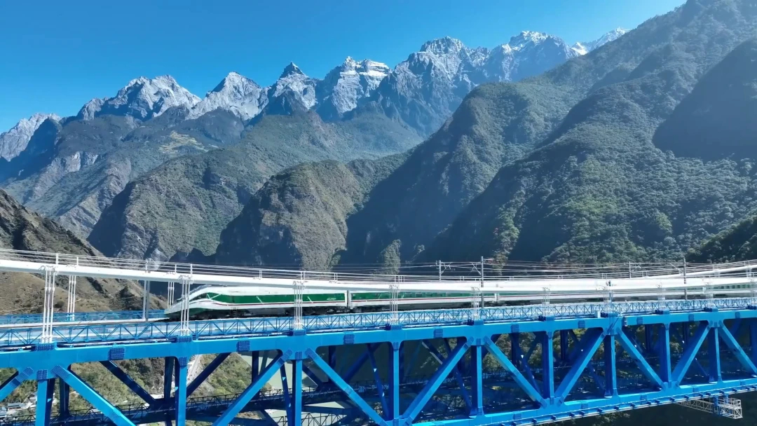 动车组列车穿行于滇藏铁路之上