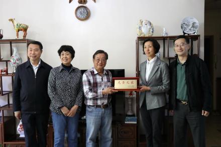 北京市退役军人事务局为李椿萱颁发烈士家属光荣牌